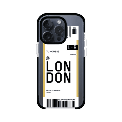 Funda personalizada estilo pase de abordar con diseño de Londres y código LHR, personalizable con nombre y datos de vuelo; producto de Remark MX para iPhone