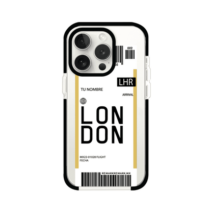 Funda personalizada estilo pase de abordar con diseño de Londres y código LHR, personalizable con nombre y datos de vuelo; producto de Remark MX para iPhone
