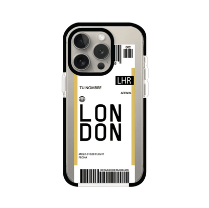 Funda personalizada estilo pase de abordar con diseño de Londres y código LHR, personalizable con nombre y datos de vuelo; producto de Remark MX para iPhone