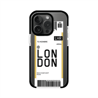 Funda personalizada estilo pase de abordar con diseño de Londres y código LHR, personalizable con nombre y datos de vuelo; producto de Remark MX para iPhone