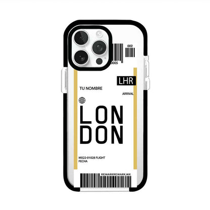 Funda personalizada estilo pase de abordar con diseño de Londres y código LHR, personalizable con nombre y datos de vuelo; producto de Remark MX para iPhone
