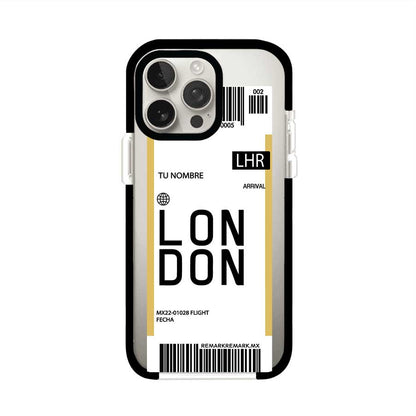 Funda personalizada estilo pase de abordar con diseño de Londres y código LHR, personalizable con nombre y datos de vuelo; producto de Remark MX para iPhone