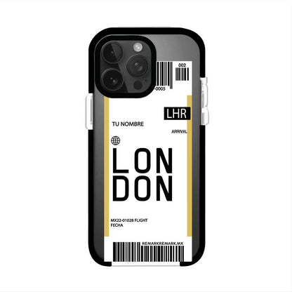 Funda personalizada estilo pase de abordar con diseño de Londres y código LHR, personalizable con nombre y datos de vuelo; producto de Remark MX para iPhone