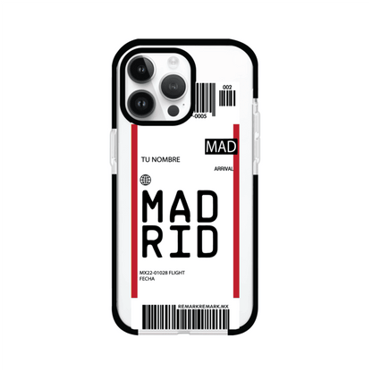 Funda personalizada estilo pase de abordar con diseño de Madrid y código MAD, personalizable con nombre y datos de vuelo; producto de Remark MX para iPhone