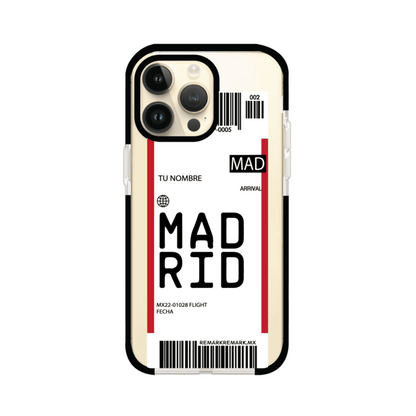 Funda personalizada estilo pase de abordar con diseño de Madrid y código MAD, personalizable con nombre y datos de vuelo; producto de Remark MX para iPhone