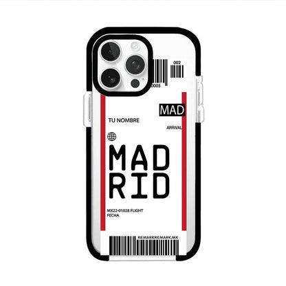 Funda personalizada estilo pase de abordar con diseño de Madrid y código MAD, personalizable con nombre y datos de vuelo; producto de Remark MX para iPhone