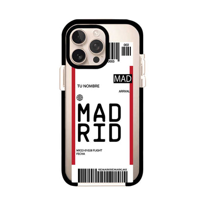 Funda personalizada estilo pase de abordar con diseño de Madrid y código MAD, personalizable con nombre y datos de vuelo; producto de Remark MX para iPhone