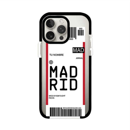Funda personalizada estilo pase de abordar con diseño de Madrid y código MAD, personalizable con nombre y datos de vuelo; producto de Remark MX para iPhone