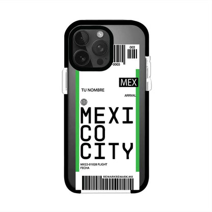 Funda personalizada estilo pase de abordar con diseño de Mexico y código MEX, personalizable con nombre y datos de vuelo; producto de Remark MX para iPhone