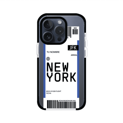 Funda personalizada estilo pase de abordar con diseño de Nueva York y código JFK, personalizable con nombre y datos de vuelo; producto de Remark MX para iPhone