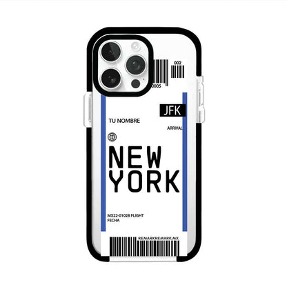 Funda personalizada estilo pase de abordar con diseño de Nueva York y código JFK, personalizable con nombre y datos de vuelo; producto de Remark MX para iPhone