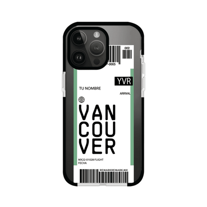Funda personalizada estilo pase de abordar con diseño de Vancouver y código YVR, personalizable con nombre y datos de vuelo; producto de Remark MX para iPhone