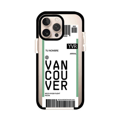 Funda personalizada estilo pase de abordar con diseño de Vancouver y código YVR, personalizable con nombre y datos de vuelo; producto de Remark MX para iPhone
