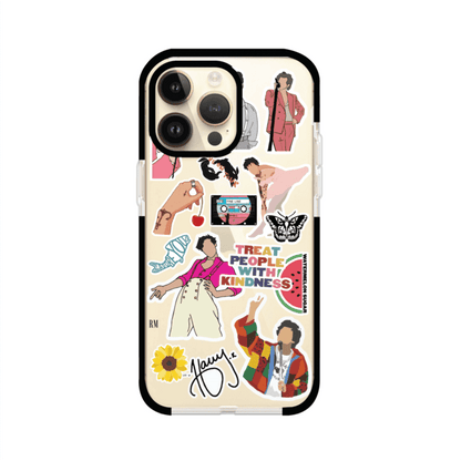 Funda para iPhone con diseño de stickers inspirados en Harry Styles. Incluye frases como "Treat People With Kindness", dibujos de outfits icónicos, girasoles, y elementos retro sobre base transparente. Ideal para fans. Producto de Remark Mx