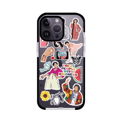 Funda para iPhone con diseño de stickers inspirados en Harry Styles. Incluye frases como "Treat People With Kindness", dibujos de outfits icónicos, girasoles, y elementos retro sobre base transparente. Ideal para fans. Producto de Remark Mx
