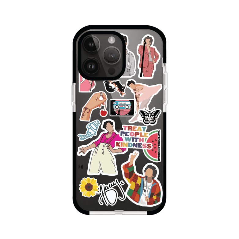 Funda para iPhone con diseño de stickers inspirados en Harry Styles. Incluye frases como "Treat People With Kindness", dibujos de outfits icónicos, girasoles, y elementos retro sobre base transparente. Ideal para fans. Producto de Remark Mx