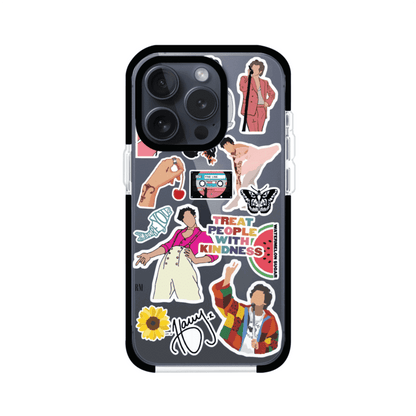 Funda para iPhone con diseño de stickers inspirados en Harry Styles. Incluye frases como "Treat People With Kindness", dibujos de outfits icónicos, girasoles, y elementos retro sobre base transparente. Ideal para fans. Producto de Remark Mx