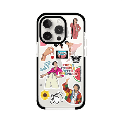 Funda para iPhone con diseño de stickers inspirados en Harry Styles. Incluye frases como "Treat People With Kindness", dibujos de outfits icónicos, girasoles, y elementos retro sobre base transparente. Ideal para fans. Producto de Remark Mx