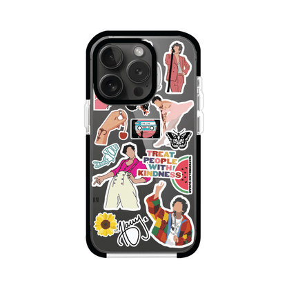 Funda para iPhone con diseño de stickers inspirados en Harry Styles. Incluye frases como "Treat People With Kindness", dibujos de outfits icónicos, girasoles, y elementos retro sobre base transparente. Ideal para fans. Producto de Remark Mx