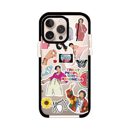Funda para iPhone con diseño de stickers inspirados en Harry Styles. Incluye frases como "Treat People With Kindness", dibujos de outfits icónicos, girasoles, y elementos retro sobre base transparente. Ideal para fans. Producto de Remark Mx